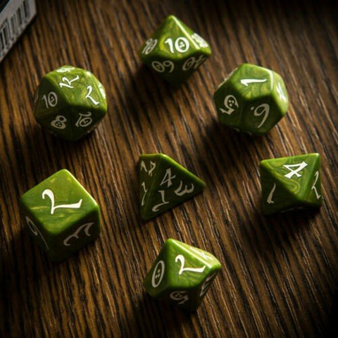 Polyedriniai RPG kauliukai žalsvi marmuriniai (7 vnt.), balti skaitmenys ir blizgus paviršius ant medinės lentos