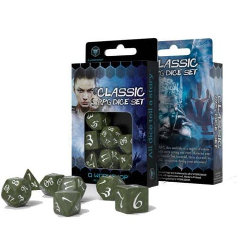 RPG kauliukai, klasikinė 7 dalių alyvuogiškai žalia rinkinys su baltais skaitmenimis, matomi prieš pakuotę ir išdėstyti žemėje