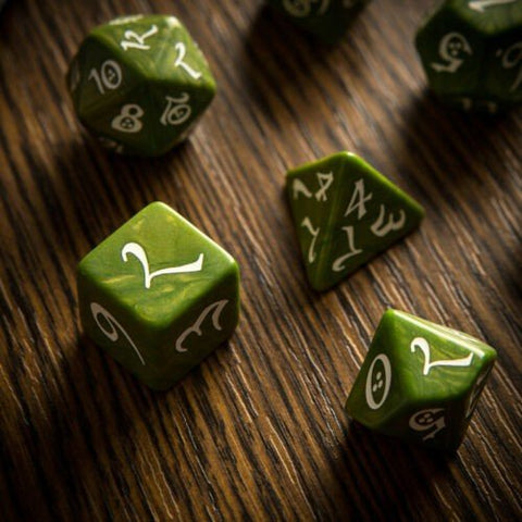 Stalo žaidimų kauliukai žalsvai marmuriniai (d20,d12,d10,d8,d6) su baltais skaitmenimis ant medinio fono