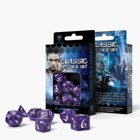 RPG kaulių rinkinys Q Workshop purpurinės mramorinės spalvos, pakuotėje su atviru langu ir išmėtytais kauliukais priekyje
