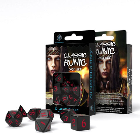 Kauliukų rinkinys Classic Runic juodos spalvos su raudonomis skaičiais, pakuotė fone ir keli kauliukai išdėstyti priekyje