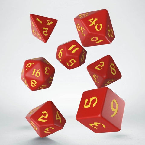 RPG kauliukai 7 dalių rinkinys, ryškiai raudoni su auksinėmis skaitmenimis, įvairių formų, artimas kampas galerijoje