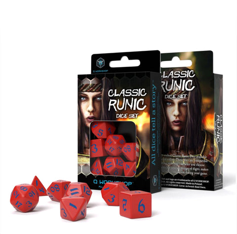 Kauliukai Classic Runic raudoni su mėlynais numeriais, komplektas šalia atviros pakuotės, matomas priekinis ir galinis pakuotės dizainas