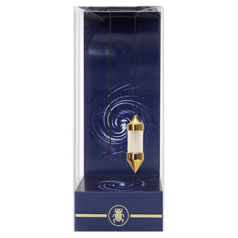 Svyruoklė iš baltosios krištolo su auksinėmis detalėmis ir ametisto karoliuku, pristatyta tamsiai mėlynoje dovanų dėžutėje