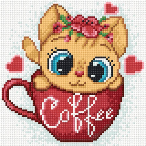 Deimantinė tapyba su kačiuku: geltonas kačiukas su žydromis akimis sėdi raudoname „Coffee“ puodelyje, apsuptas rožinių širdelių