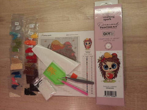 Diamond painting rinkinys Crafting Spark 15×20 cm su ežiu, rožine dėže ir išdėstytais deimantėliais bei pincetu