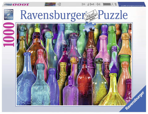 Dėlionė Ravensburger 1000 dalių su spalvotomis antikinėmis butelių eilėmis, artimas planas ir sodrios spalvos