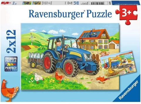 Dėlionė Ravensburger 2x12 su mėlynu traktoriu prie fermos ir dviem 12 dalių vaikų kaimo siužetais.