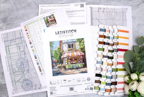 Kryželių rinkinys Letistitch „Corner Shop“ su pavyzdžiu priešakyje, spalvotomis siūlų kortelėmis ir atverčiama schema, tinkamas pirkimui įvertinti