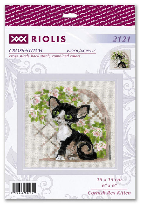 Kryželių siuvinėjimo rinkinys Riolis, 15×15 cm, Cornish Rex juodai baltas kačiukas sėdi prieš rožinių gėlių arką pakavimo priekinėje dalyje