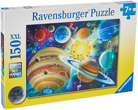 Dėlionė Ravensburger 150 dalių XXL su spalvingu planetų ir Saulės sistemos piešiniu ant dėžutės priekinės dalies, skirta vaikams 7+