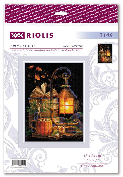 Kryželių siuvinėjimo rinkinys Riolis Cozy Autumn 18×24 cm — šilta rudeniška kompozicija su žibintu, moliūgu ir knygomis