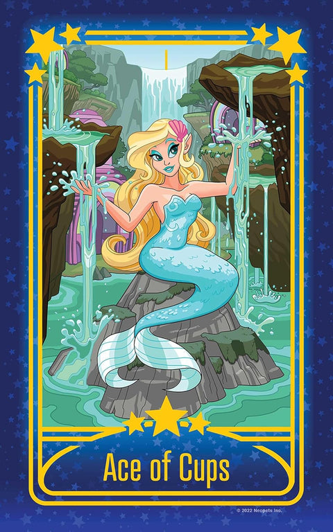 tarot korta Ace of Cups, ryški mėlyna undinėlė prieš krioklius ant vertikalios kortos priekio, skirtas emocijų ir intuityvumo skaitiniams