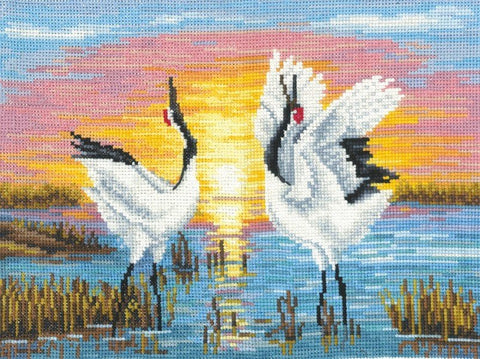 Kryželių siuvinėjimo rinkinys su dviem baltais gervėmis prie saulėlydžio, 30×40 cm, ryškios rausvos ir mėlynos spalvų gamos, detalių kontrastas