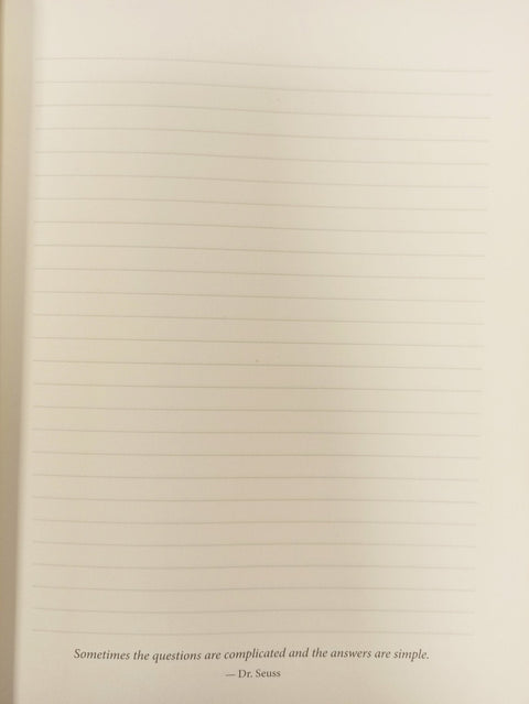 Sąsiuvinis su kreminiais linijuotais lapais ir apačioje spausdinta Dr. Seuss citata, skirtas kasdieniams užrašams.