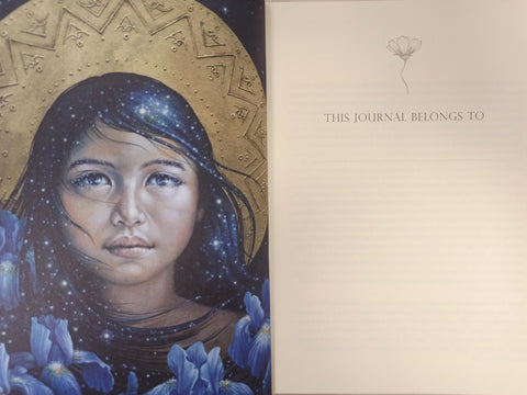 Dienoraštis su iliustracija: mergaitės veidas su aukso halė ir mėlynomis gėlėmis, atidarytas pirmas puslapis su "This journal belongs to"