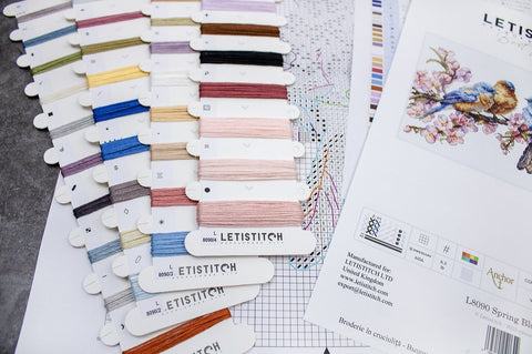 Kryželių siuvinėjimo rinkinys Letistitch su įvairių pastelių spalvų kortelėmis ir detaliu rašto lapu, artimas kampas