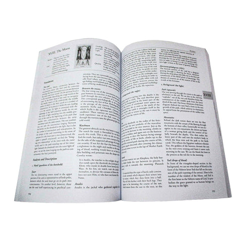 Knyga atversta dviskyriame plačiame lape, balti puslapiai su smulkia juoda tekstu ir maža iliustracija iš viršaus