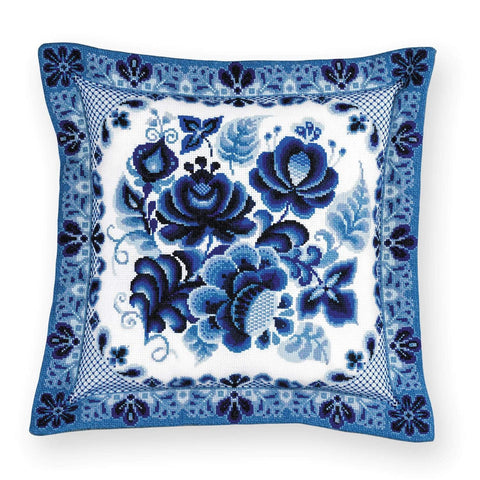 pagalvėlė siuvinėta sodriomis mėlynomis gėlėmis, kvadratinė 45×45 cm, matoma priekinė pusė su plataus krašto raštu