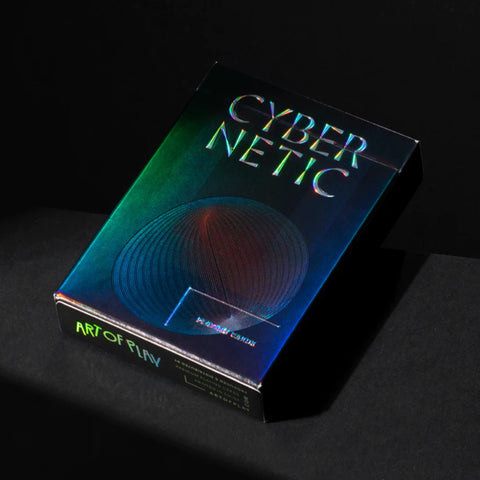 Kortų kaladė Cybernetic su holografinę mėlyno‑žalsvo atspalvio dėžute, kampu parodyta ant tamsaus fono