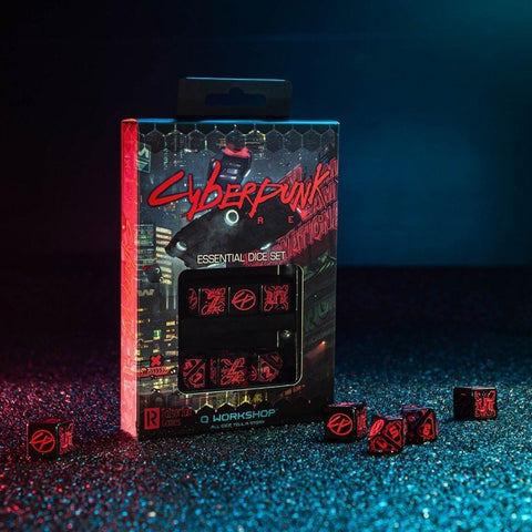 Cyberpunk kauliukų rinkinys – juodi kauliukai su raudonomis piktogramomis, matomi pakuotėje ir keli išmėtyti priekinėje planėje