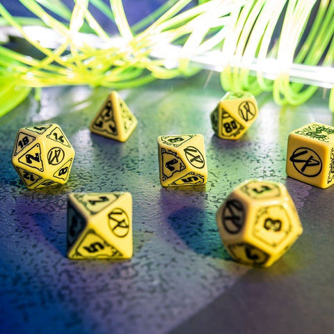 RPG kauliukų rinkinys geltoni su juodais ženklais, 7 dalių, arti ant tekstūruoto stalo su neoninėmis žaliomis šviesomis