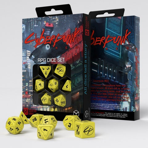 RPG kauliukų rinkinys Cyberpunk RED — geltoni daugiašoniai kauliukai su juodais simboliais priešais atverčiama pakuotę, rodoma priekinė perspektyva