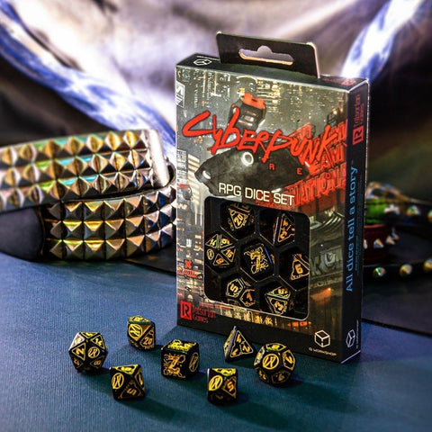 RPG kauliukai Cyberpunk stiliaus: juodi su geltonais simboliais, komplekte 7 skirtingų pusių kauliukai ir dėžutė ant stalo