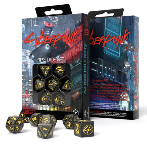 RPG kauliukai Cyberpunk RED, juodi su auksiniais simboliais, rodomi dėžutėje fone ir keli išdėstyti priekyje kampu