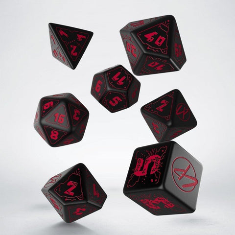 RPG kauliukai juodi su raudonomis skaitmenimis, 7 dalių metalinis rinkinys su technologiniu raštu ir skirtingais kampais
