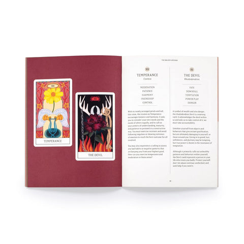 Tarot kortos ir instrukcijų knyga: atverstas leidinys su burgundišku fonu ir dviem kortomis Temperance ir The Devil bei paaiškinančiu tekstu