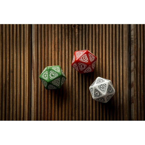 d20 kauliukai trijų spalvų (žalias, raudonas, baltas) su ornamentiniais skaičiais, parodyti iš viršaus ant medinės lentos