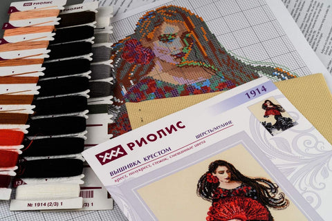 Kryželių rinkinys Riolis su spalvotomis siūlų kortelėmis, kryželių grafiku ir gelsva aida drobe komplekte