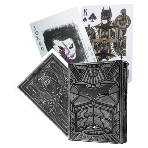 Kortų kaladė Batman tematikos su juodos–sidabrinės dėžutės dizainu, matomi Joker, skaičiaus karalius ir nugarėlės pavyzdžiai