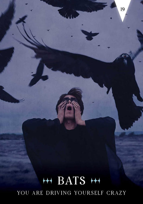 Plakatas tamsiai mėlynas Bats dizainas su skrendančiais šikšnosparniais virš žmogaus ir užrašu You are driving yourself crazy