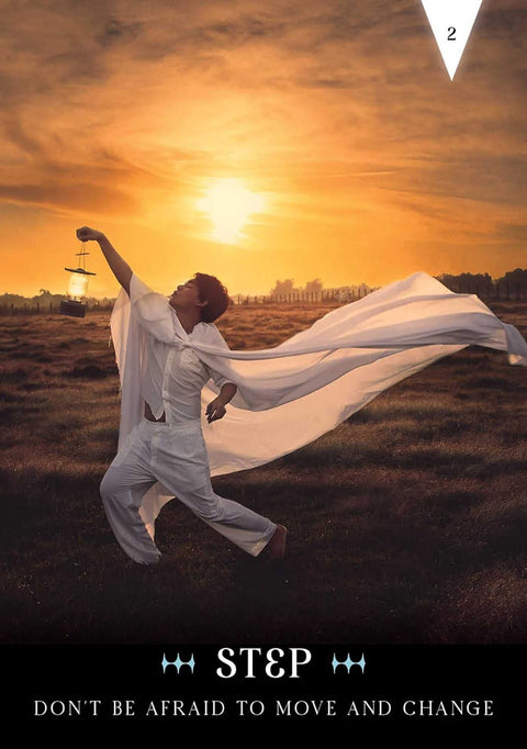 Plakatas STEP su oranžiniu saulėlydžiu ir besiūbuojančiu baltu audiniu, vyras laiko žibintą ir skatina pokyčius