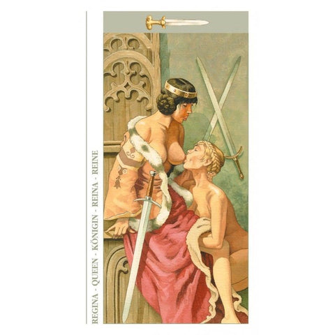 tarot korta Karalienė, iliustracija su karūnuota moterimi ir kitoje pozicijoje sėdinčia figūra, rožiniu apsiaustu ir kryžiuotais kardais fone