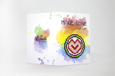 Atvirukas Wizardi su ryškiais akvarelės potėpiais, užrašu „Make Love“ ir iškilusiu mozaikiniu raudonos širdies ženkliuku ant priekinio viršelio, puikus dovanai