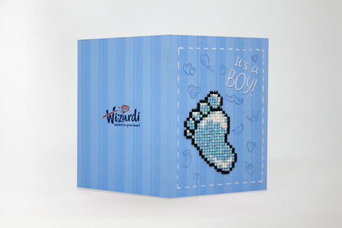 Atvirukas kūdikio pasveikinimui Wizardi, mėlynas, priekyje blizganti deimantinė pėdos mozaika ir „It’s a BOY“ užrašas