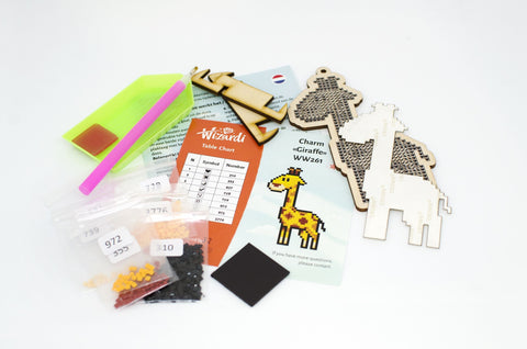 Diamantinė mozaika rinkinys Giraffe su mediniu žirafos pakabuku, geltonais akmenukais, rausvu peneliu, padėkliuku ir numeruota lentele