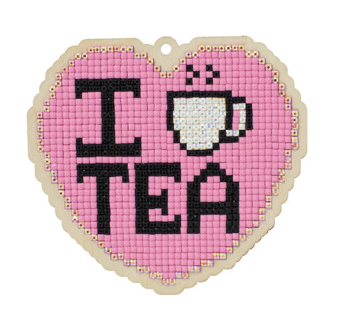 Medinis raktų pakabukas širdelės formos rožinis su juodu „I TEA“ užrašu ir blizgiomis akutėmis, skirtas arbatos mylėtojams