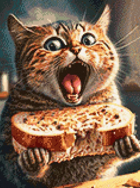 Deimantinė mozaika katė su duona — oranžinė tabby katė plačiai atmerktomis akimis, 30×40 cm horizontalus variantas