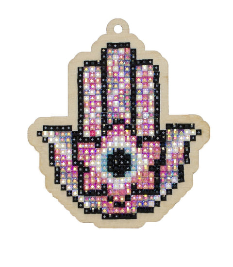 Hamsa pakabukas iš medžio su rožiniais ir perlamutriniais blizgiais akmenėliais, priekinis artimas planas ir viršuje kilpa kabinimui