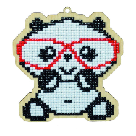 Pakabukas pandas su ryškiai raudonomis akinėmis ant šviesaus medinio pagrindo, blizgantys deimantiniai kubeliai