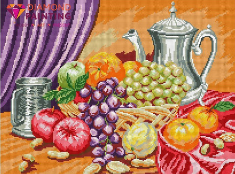 deimantinis paveikslas vaisių natiurmortas su vynuogėmis, sidabriniu ąsočiu ir violetine užuolaida