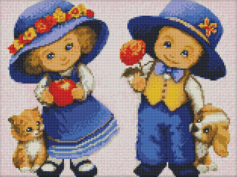 Kryželių rinkinys: dvi vaikų figūros su mėlynomis skrybėlėmis, obuoliu ir rože ant 30×40 cm drobės, skiriasi spalvų akcentais