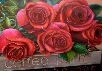 Rožių puokštė su penkiomis didelėmis sodrios raudonos spalvos žiedais ant medinio Coffee Party ženklo, romantiškai dovanai