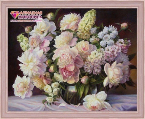 Deimantinė tapyba su pastelinėmis rožėmis ir alyvomis, matinio rožinio rėmo variantas, 40×50 cm stalo kompozicija