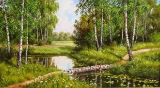 Aliejinė drobė Beržynas 60x40 cm — ramu upelio pakrantės peizažas su beržais ir mediniu liepteliu