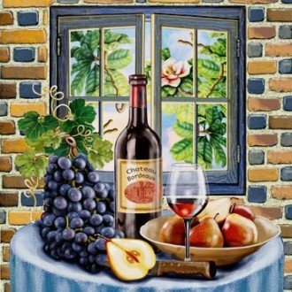 Raudonas vynas Chateau Bordeaux su užpildyta taure ant stalo, šalia tamsių vynuogių, kriaušių ir mozaikinio lango fono